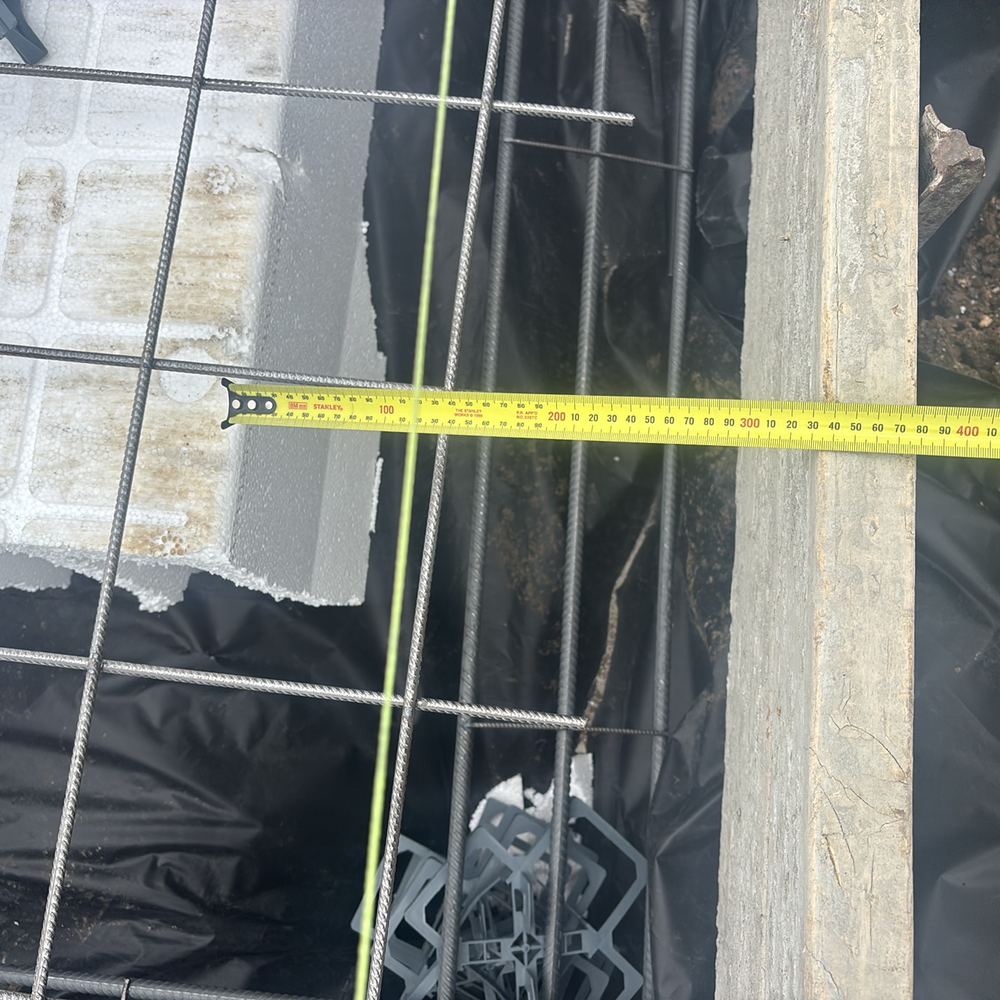 Wide edge beam missing the extra bottom bar its width calls for, found during a slab pre-pour inspection in Werribee
